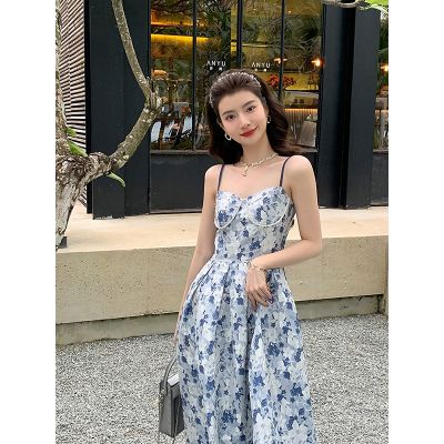 邓六六法式优雅别致设计感吊带裙收腰显瘦青花瓷碎花连衣裙春装女